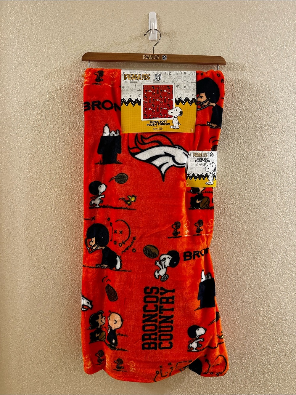 Peanuts x NFL Denver Broncos - Orange Plush Throw Blanket Football Snoopy NWT